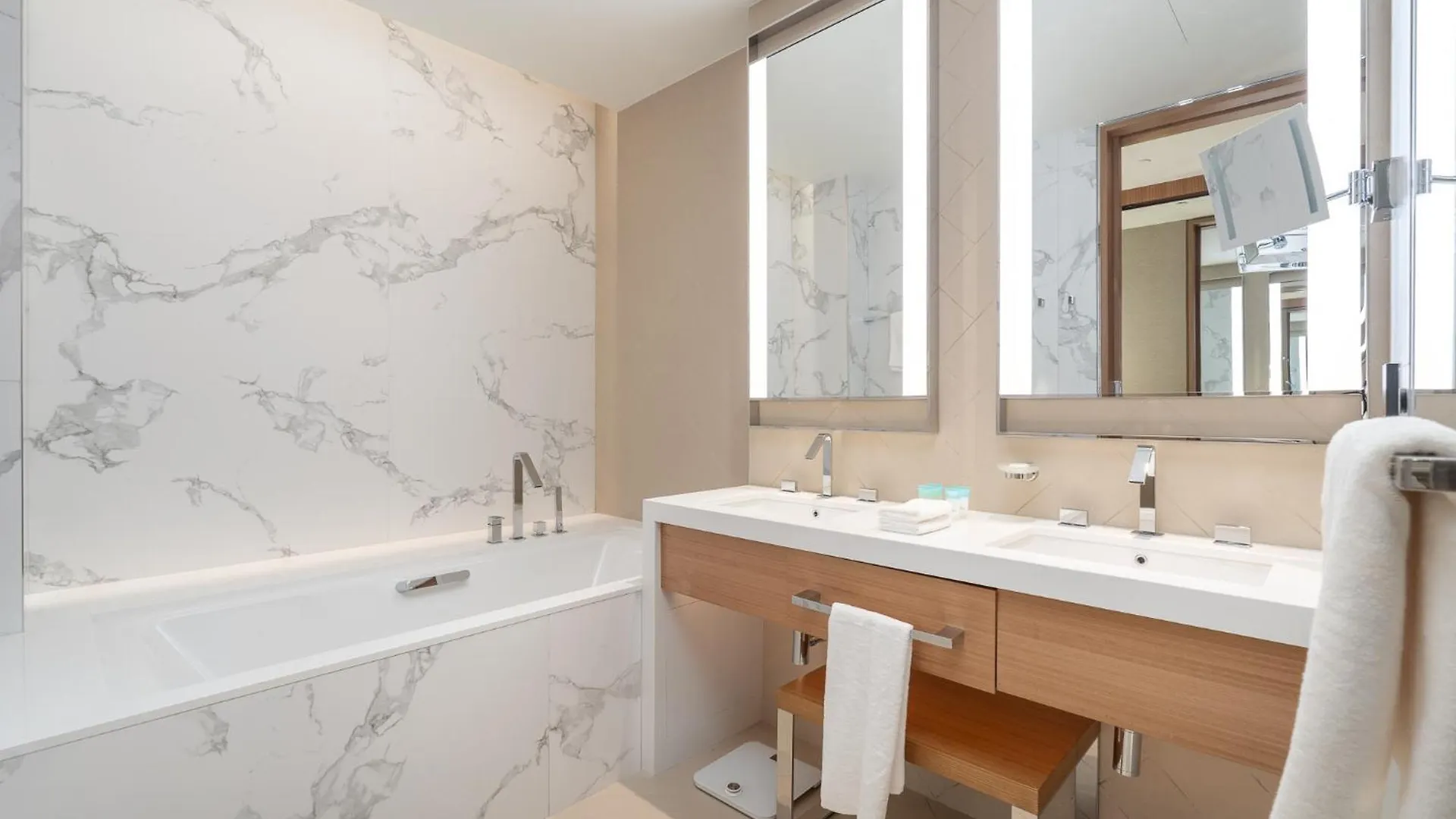 Spacious 3 Bedroom Apartment In Downtown With Burj Khalifa View Dubaj Egyesült Arab Emírségek