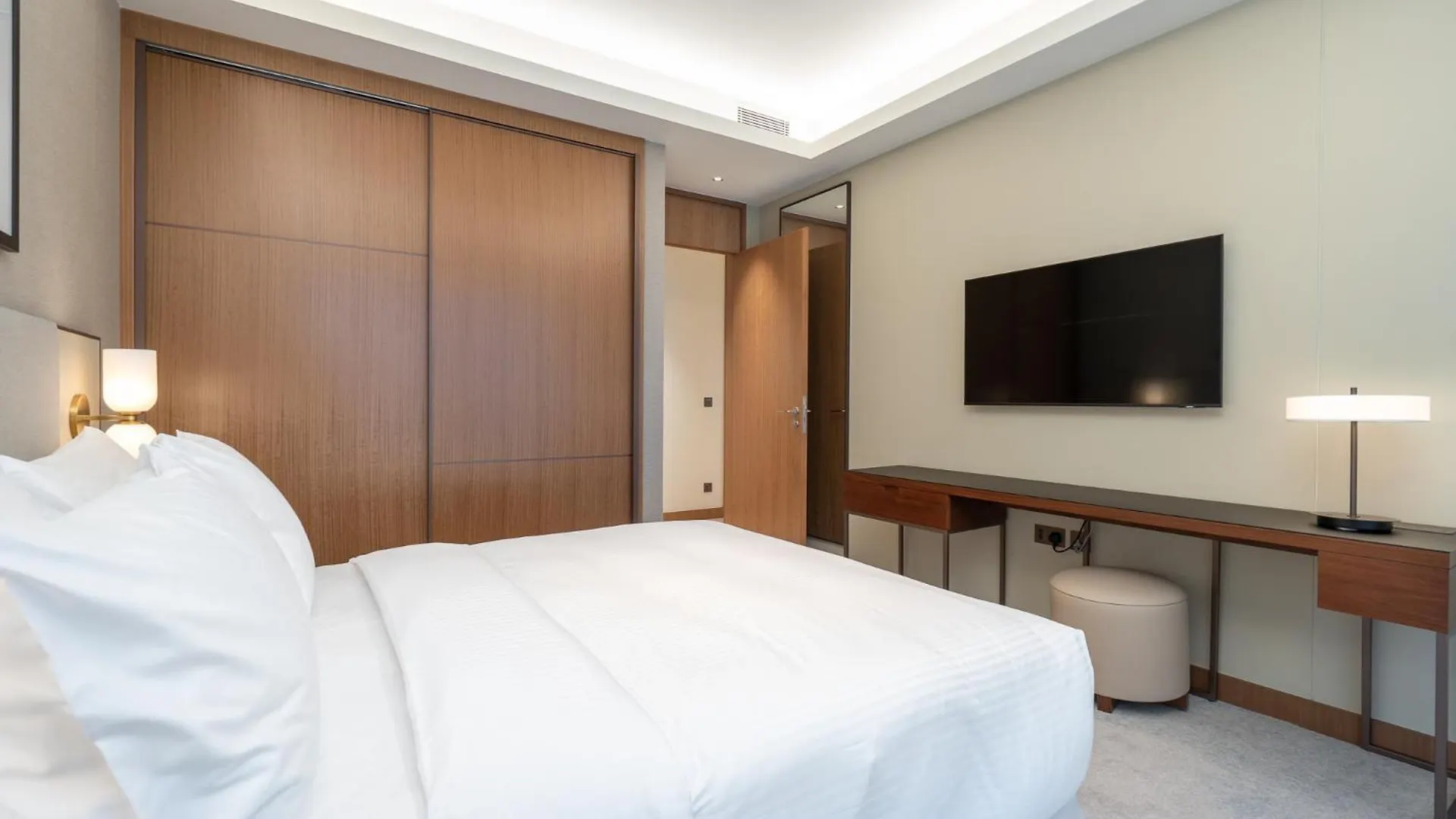 Spacious 3 Bedroom Apartment In Downtown With Burj Khalifa View Dubai