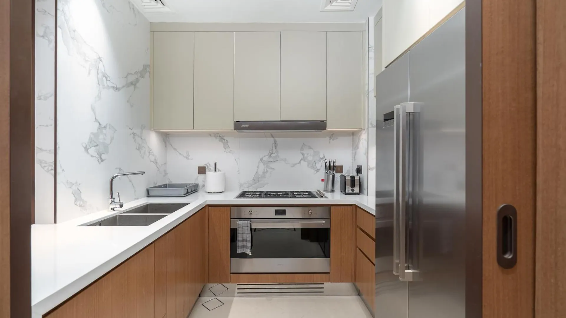 Spacious 3 Bedroom Apartment In Downtown With Burj Khalifa View Dubai