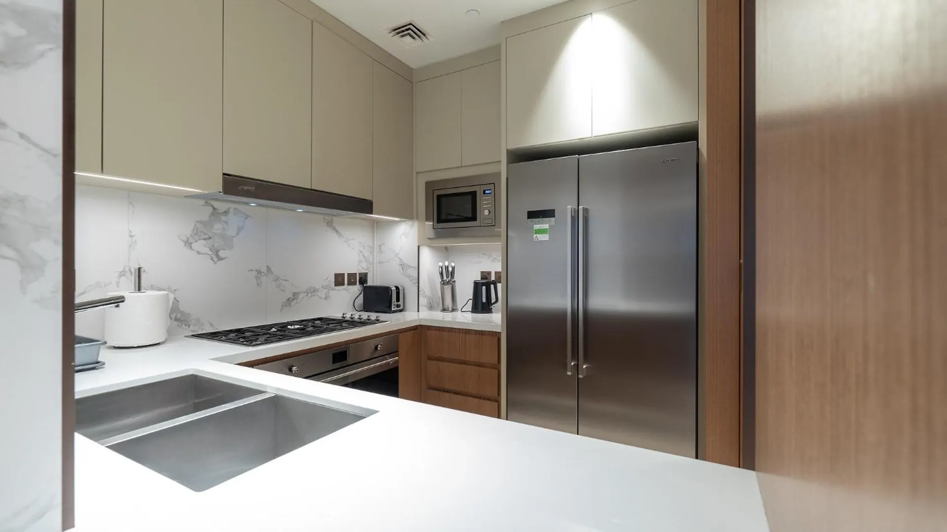 Spacious 3 Bedroom Apartment In Downtown With Burj Khalifa View Dubai